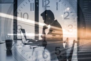 残業時間削減の取り組みには業務システム導入が不可欠！効果と導入の流れを徹底解説